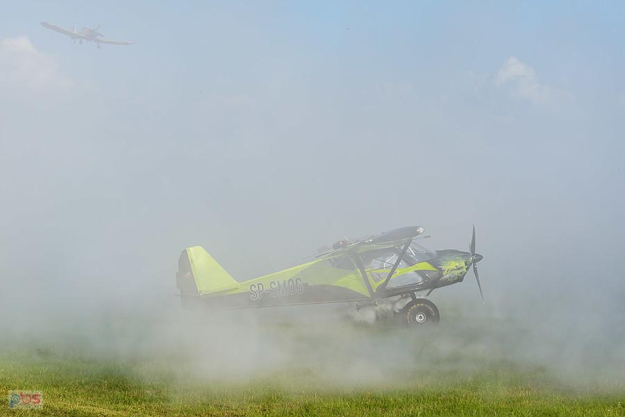 BushCat Demo Team - AirShow Rudniki 2025. SkyReach BushCat #SP-SMOG, a w oddali przelatuje PZL M-18B Dromader