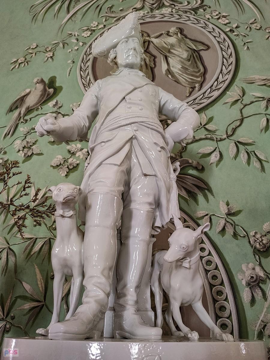 Zamek Vranov - figurka z porcelany miśnieńskiej