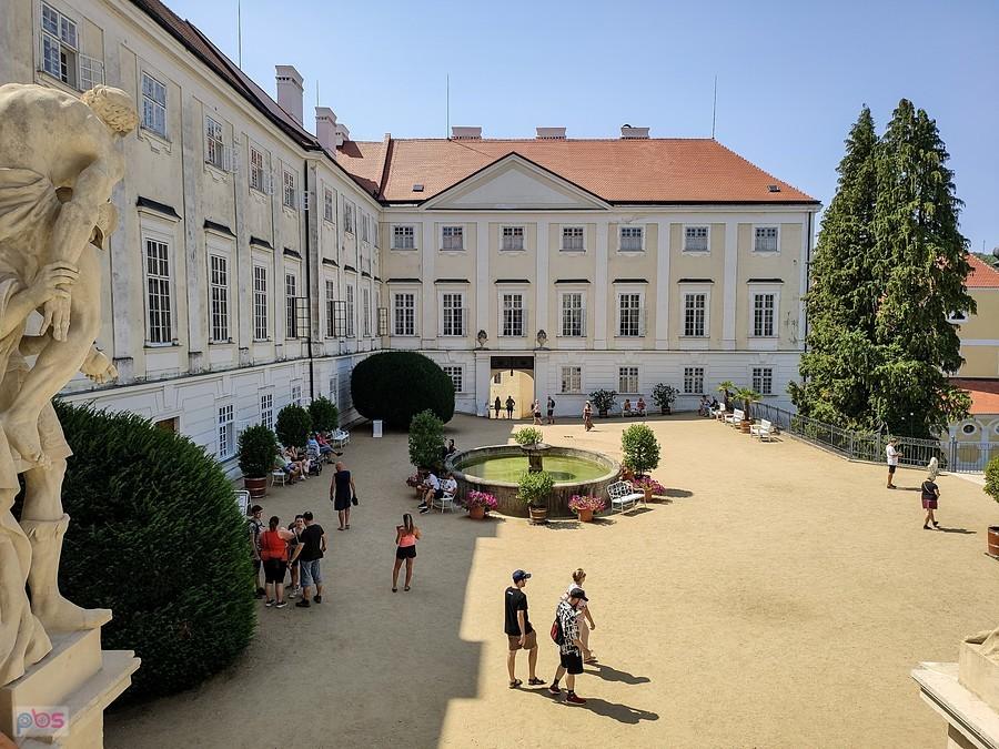 Dziedziniec Honorowy zamku Vranov