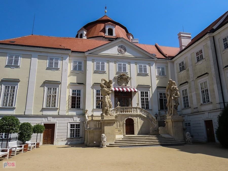 Zamek Vranov - rzeźby na dziedzińcu honorowym