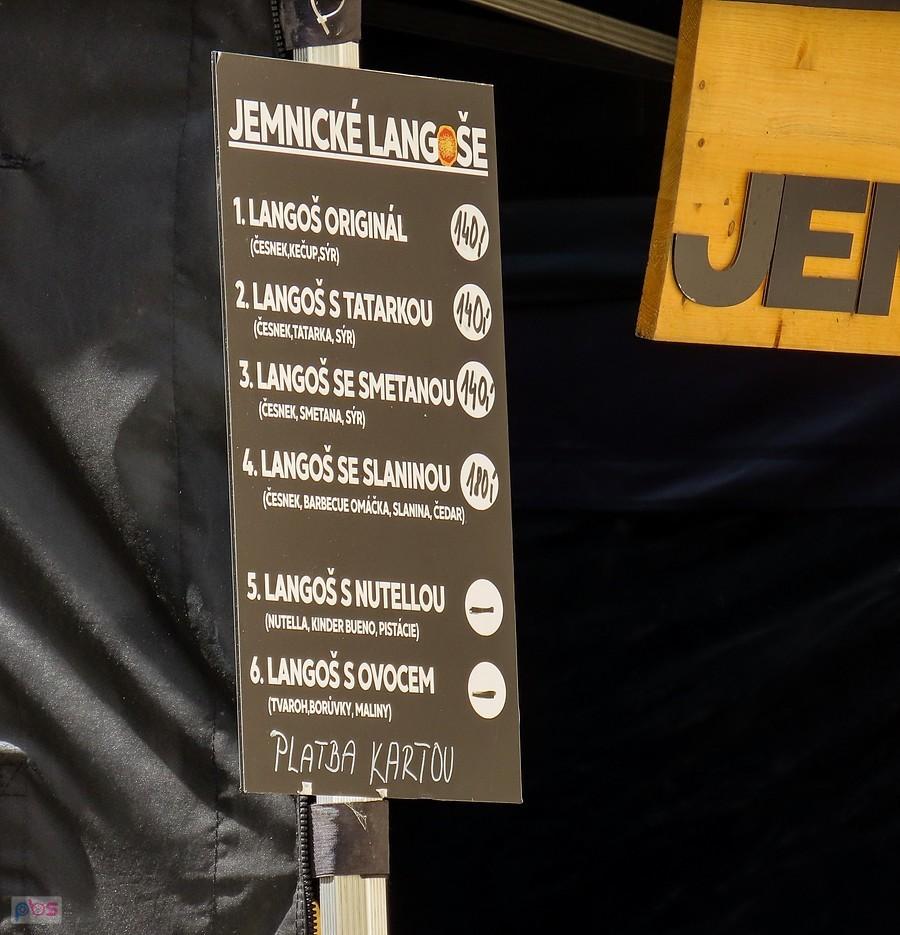 Langoša można wcinać na różne sposoby