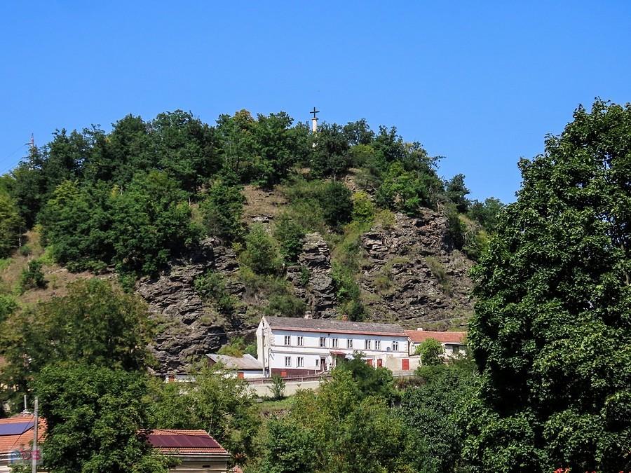 Krzyż Mniszków na skalistej górze