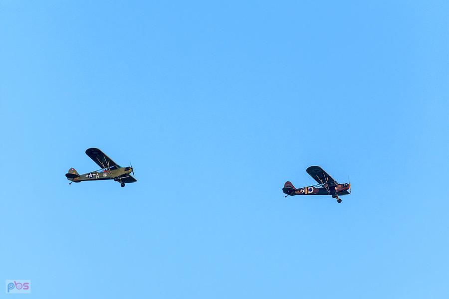 Piper Team zielony Piper J-3C-65 Cub SP-SAFY - pilot Antoni Nowak i brązowy Piper L-4J Cub #SP-SMLP z roku 1944 - pilot Szymon Tomaszewski