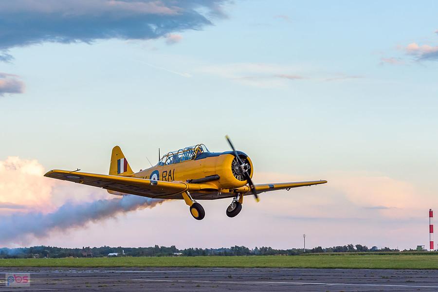 North American T-6 "Harvard" Mk.4M #KF584 (SP-YIX) samolot szkoleniowo-treningowy z 1953 roku - AirShow Rudniki 2025