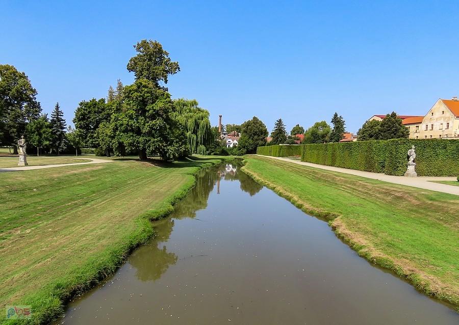 Rzeka Rokytná przepływa przez zamkowy park