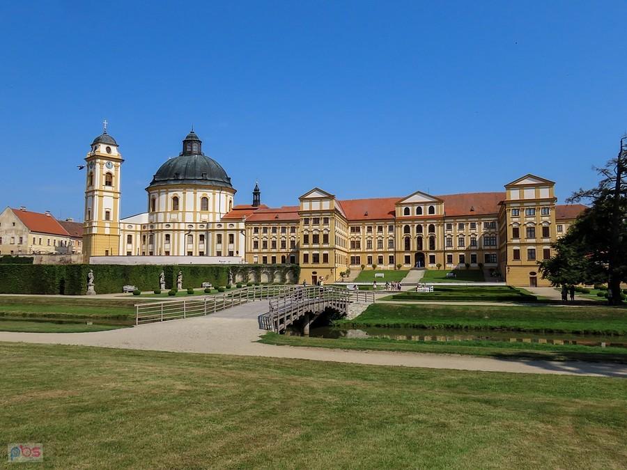 Zamek Jaroměřice - do parku prowadzi mostek przerzucony nad Rokytną