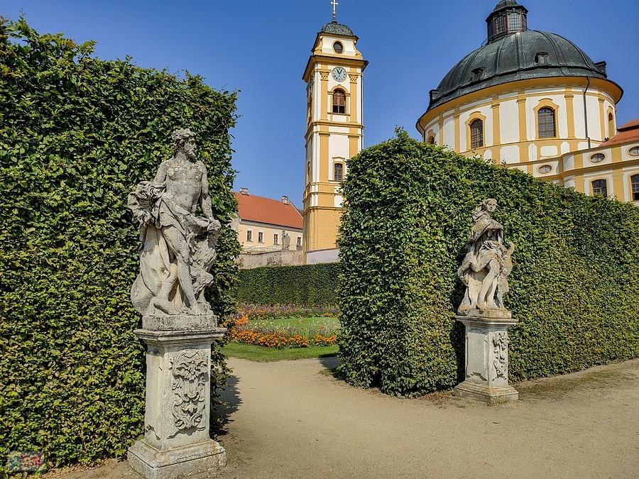 Ogrody zamku Jaroměřice - rzeźby Zeusa i Hery