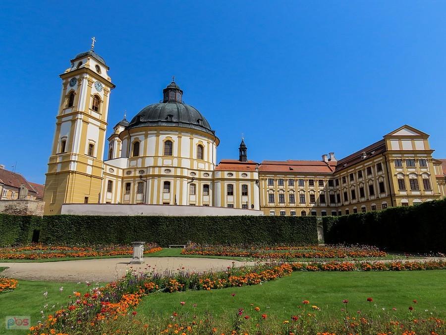 Zachodnie skrzydło zamku Jaroměřice przylega do kościoła św. Małgorzaty