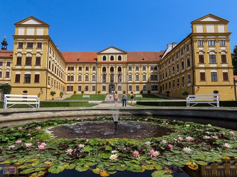 Zamek Jaroměřice - fontana z nenufarami w ogrodzie zamkowym