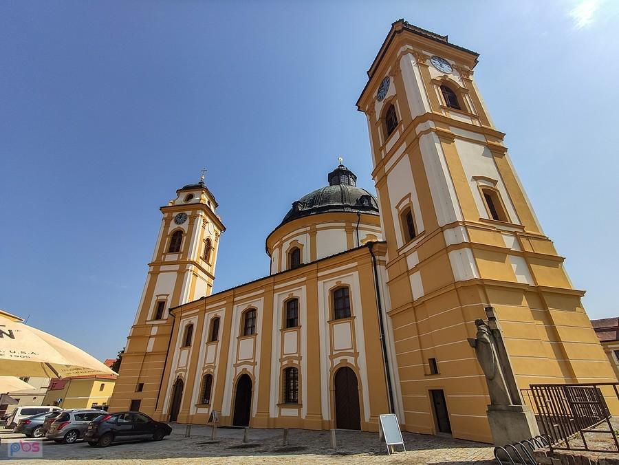 Jaroměřice nad Rokytnou - fasada kościoła św. Małgorzaty z dwoma 40 m wieżami