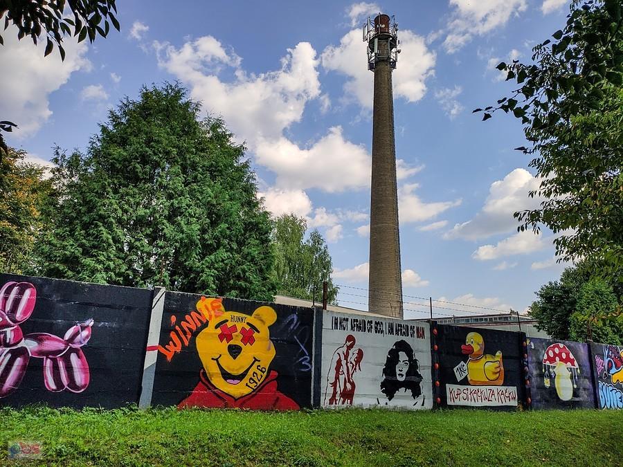 Mural na ogrodzeniu fabryki zamków i kłódek TOKOZ
