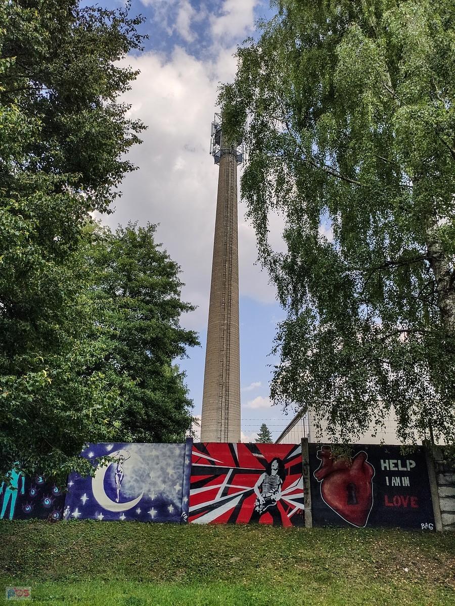 Murale na ogrodzeniu zakładów TOKOZ