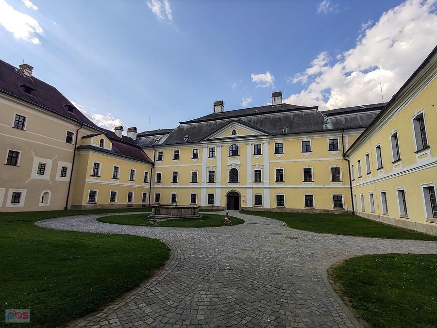 Zamek Žďár nad Sázavou - dziedziniec zamkowy
