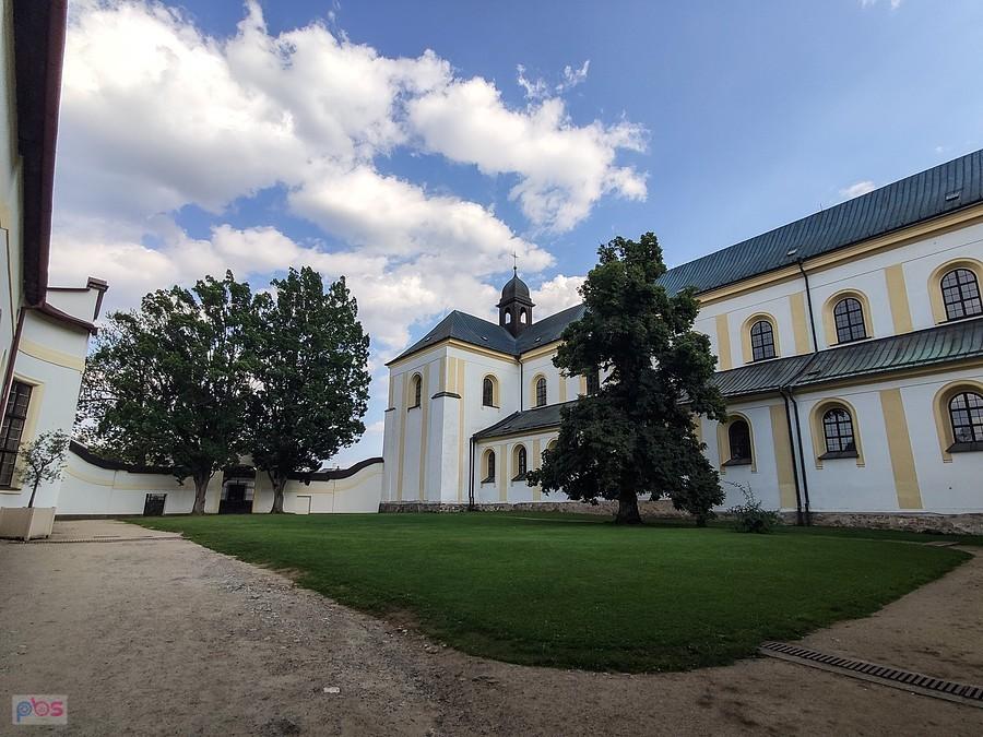 Zamek Žďár nad Sázavou - plac przy stajniach zamkowych