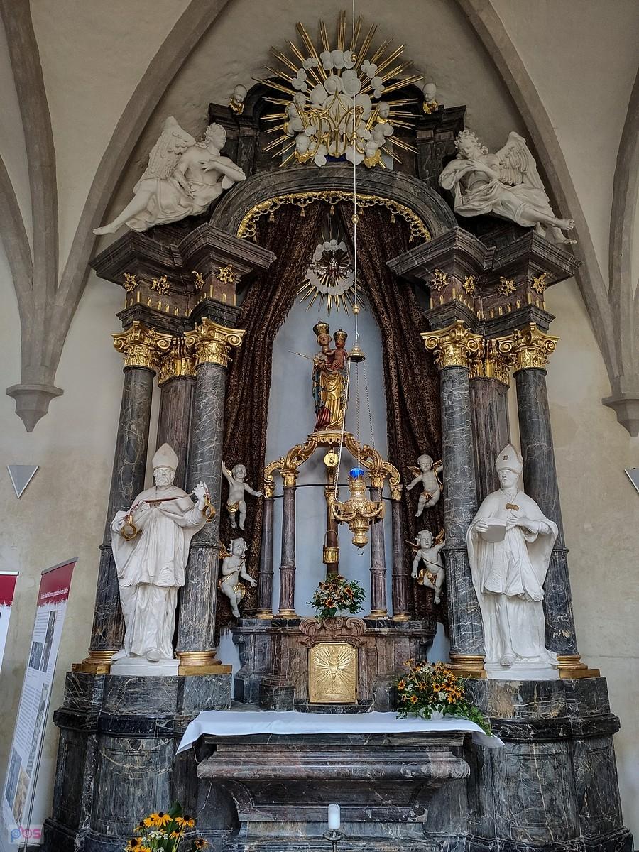 Ołtarz boczny Matki Boskiej Studni