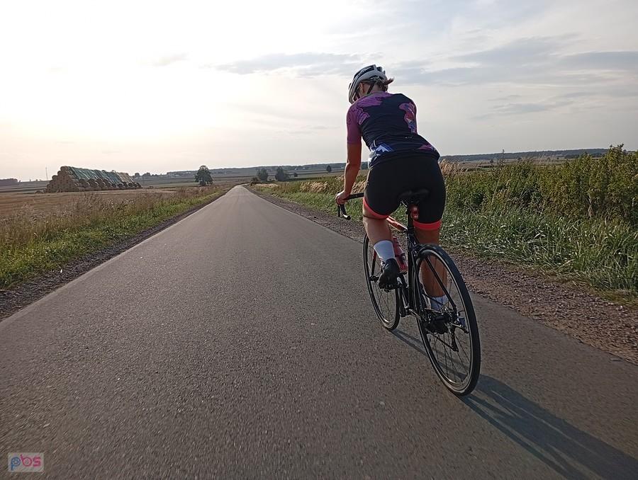 Rowerzysta na wiejskiej drodze