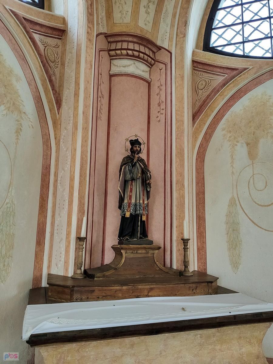 Święty Nepomucen w arkadach sanktuarium Zelenou Horu