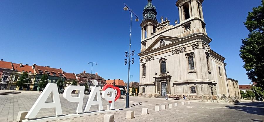 Papa od tyłu, z ładniejszym widokiem na barokowy kościół św. Stefana