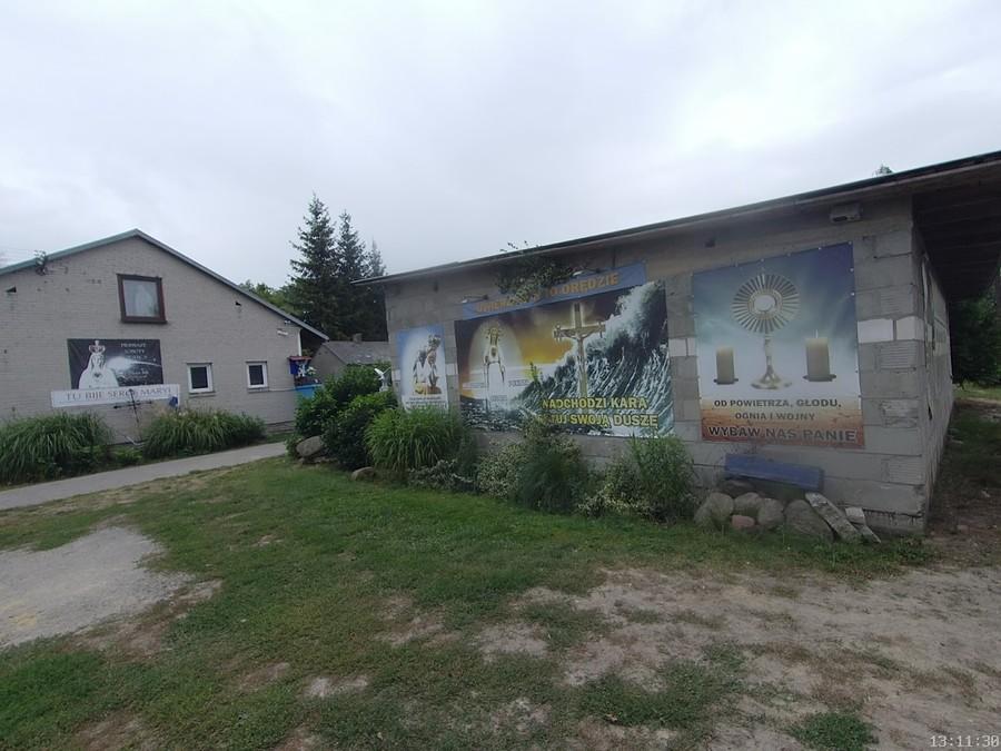 Budynek z plakatami religijnymi w Nowej Wsi