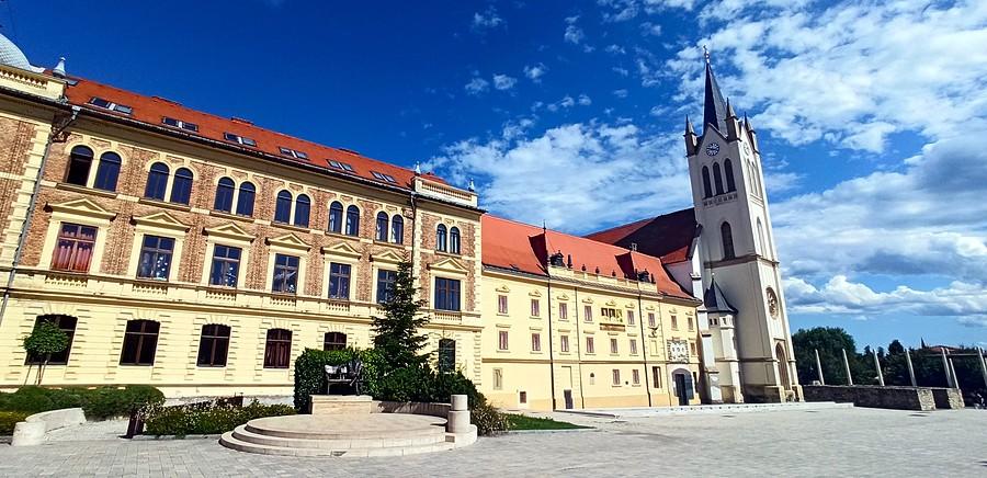 Plac Fo w Keszthely. Widok na dawny klasztor (obecnie szkoła) i kościół