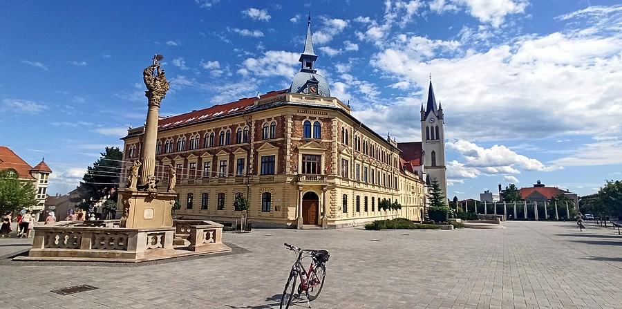 Plac Fo w Keszthely. Dawny klasztor,obecnie gimnazjum