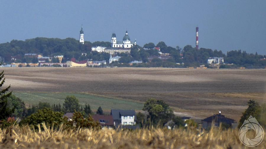zabudowania klasztorne w Chełmie z pagórów roztoczańskim na południu