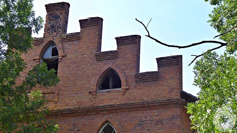 ruiny neogotyckiej gorzelni kajś koło Wierchowinach