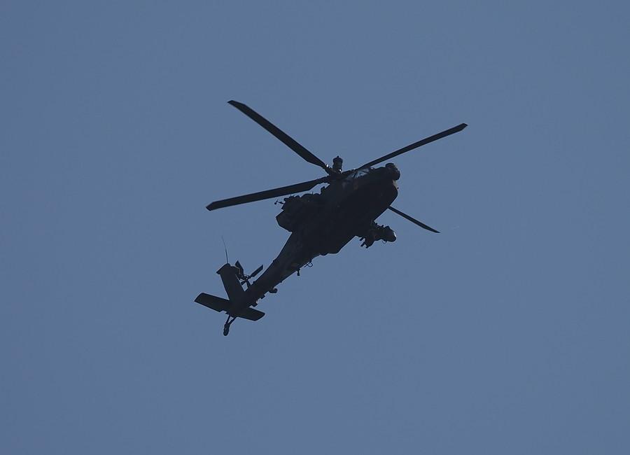 Boeing AH-64 Apache nad moim ogrodem