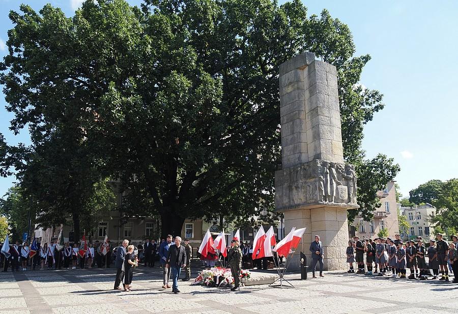 Uroczystości pod Pomnikiem Bohaterów II Wojny Światowej