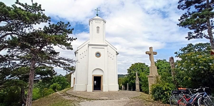 Wzgórze i kaplica św. Michała w miejscowości Vonyarcvashegy nad Balatonem