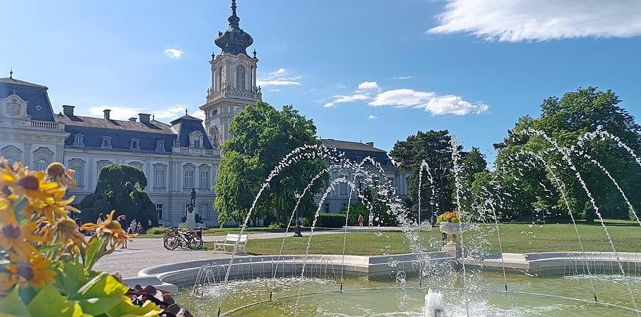 Fontanna przed pałacem Festeticsów w Keszthely