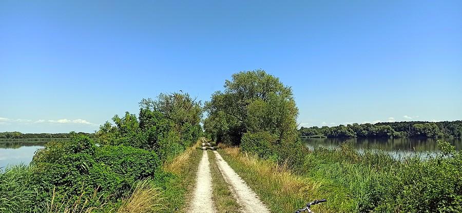 Przez groblę na Kis-Balatonie