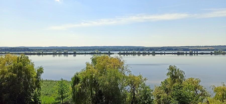 Widok z wieży obserwacyjnej na groblę i Kis-Balaton