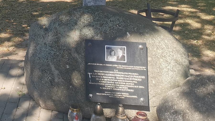 Tablica na pomniku