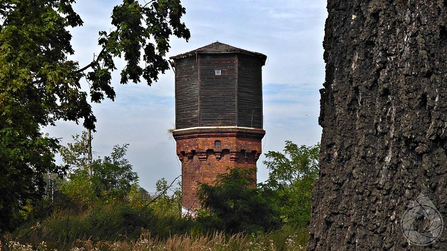 drewniano-murowana wieża przy dworcu w Trawnikach