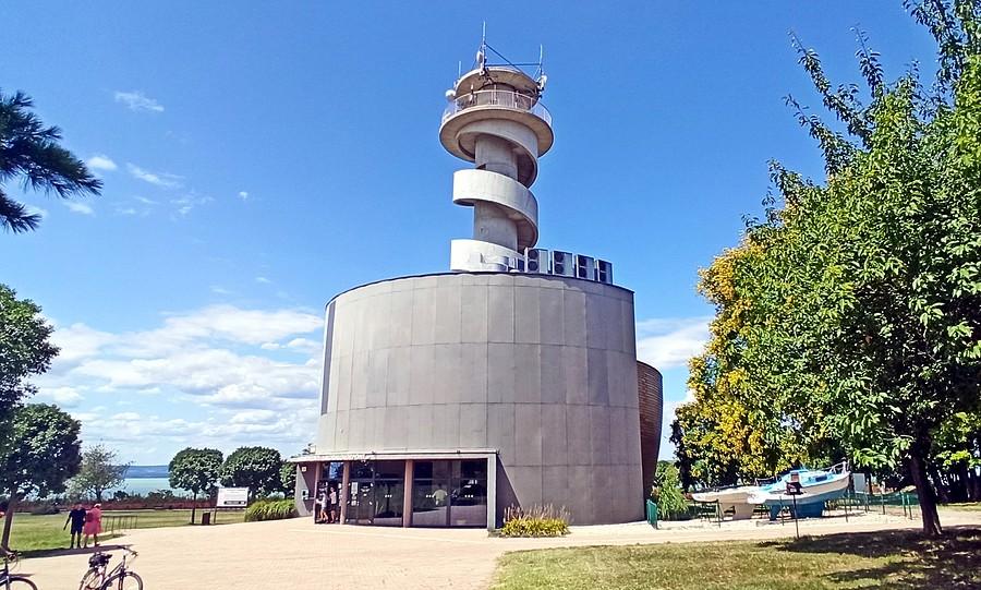 Charakterystyczna wieża widokowa i muzeum żeglugi w Balatonfoldvar