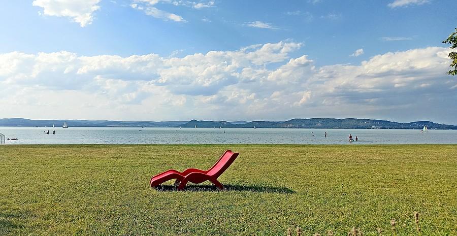 Plaża w Balatonfoldvar z widokiem na półwysep Tihany