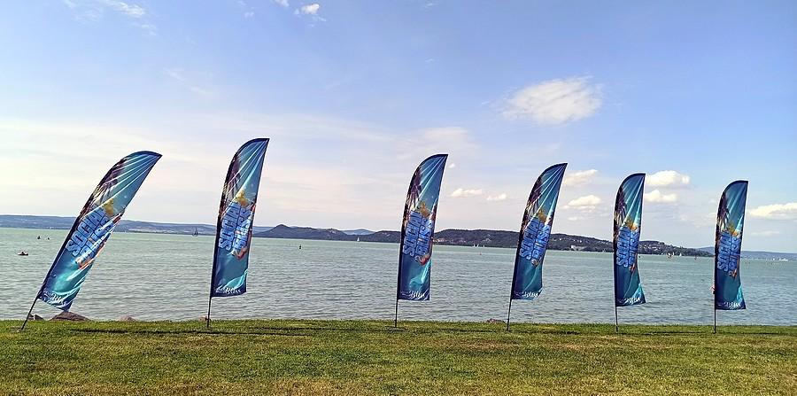 Trawiasta plaża nad Balatonem w Balatonfoldvar