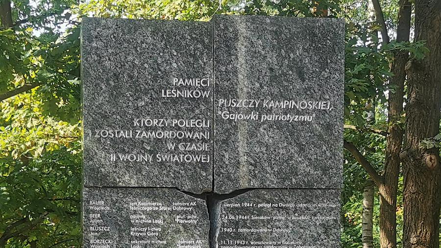 Przed budynkiem dyrekcji Kampinoskiego Parku Narodowego