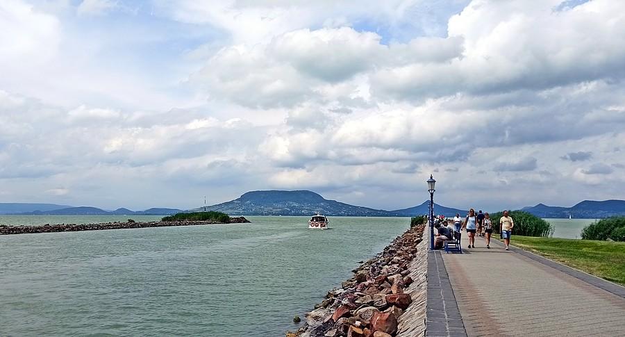 Najdłuższe molo nad Balatonem w miejscowości Fonyod. Widok na północny brzeg z charakterystyczną górą Badacsony