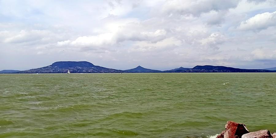 Spojrzenie na północny brzeg Balatonu i wulkaniczną górę Badacsony