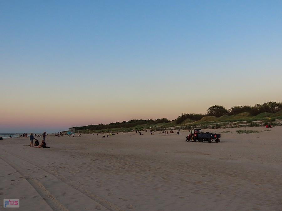 Przez plażę przejechał zbieracz śmieci