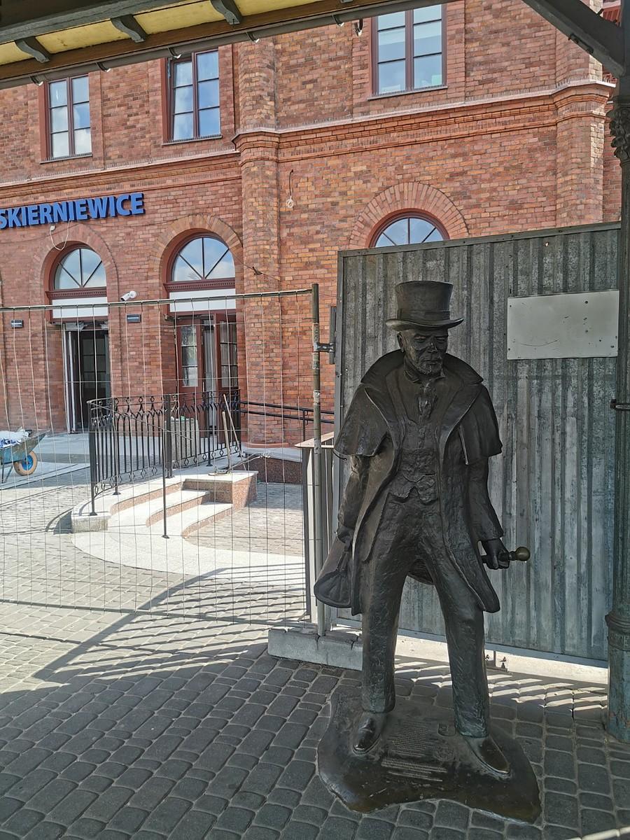 Stanisław Wokulski na peronie