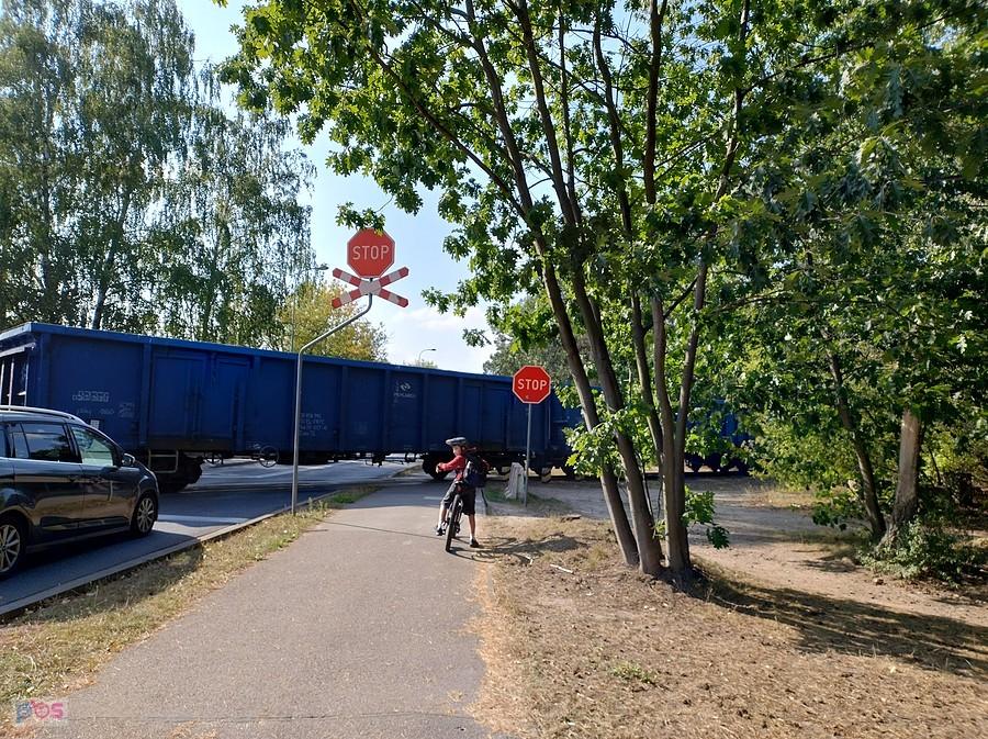 Przez Kocjana przejeżdża akurat pociąg. Jeden z dwóch na dobę