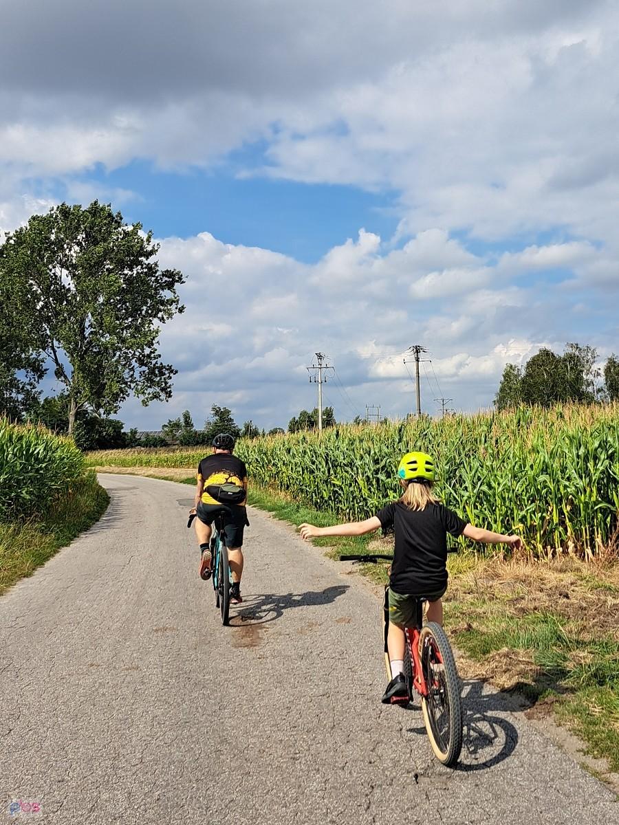 Dziecię odkrywa uroki jazdy bez trzymanki. Nadal czekamy na pierwszą glebę z tej okazji.