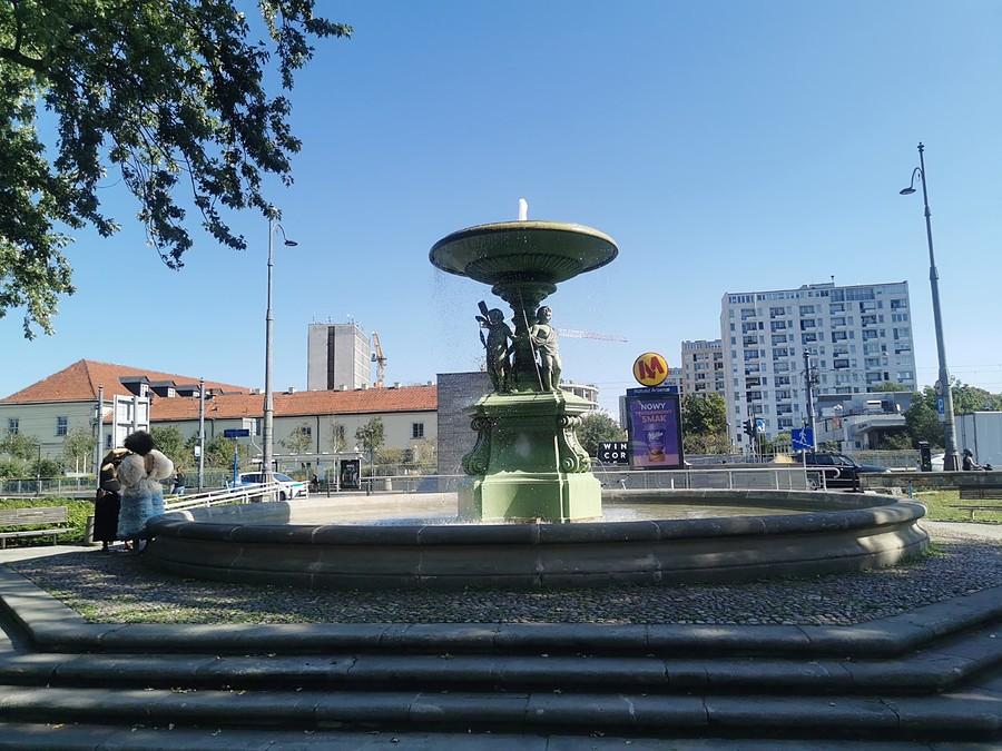 Fontanna przy Kinie Muranów