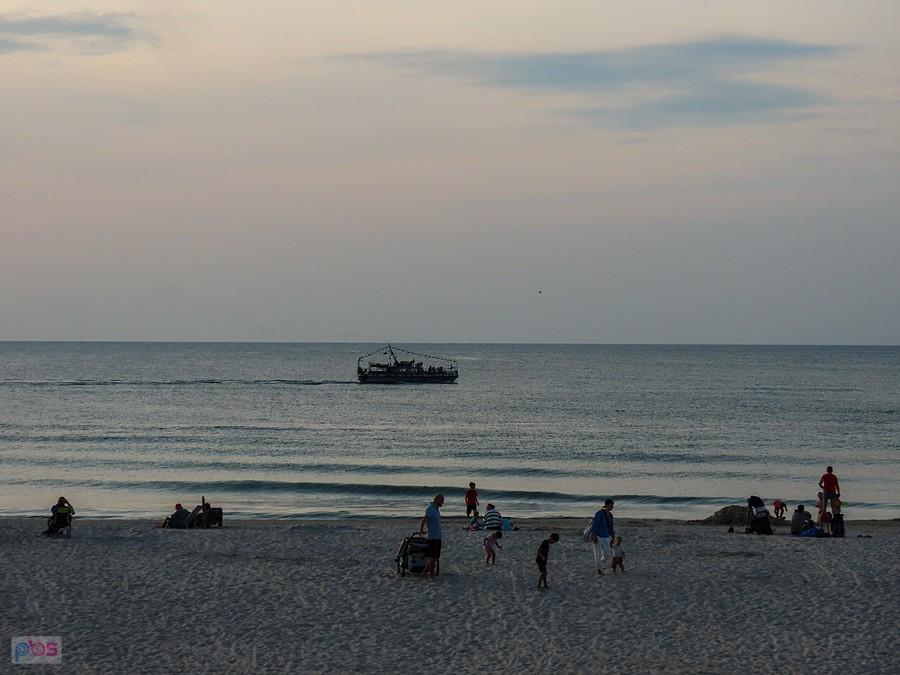 Wycieczkowiec podpłynął blisko do plaży