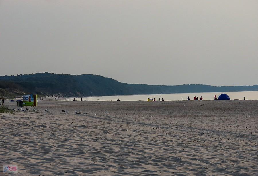 Plaża w kierunku wysokiego klifu w Dębinie