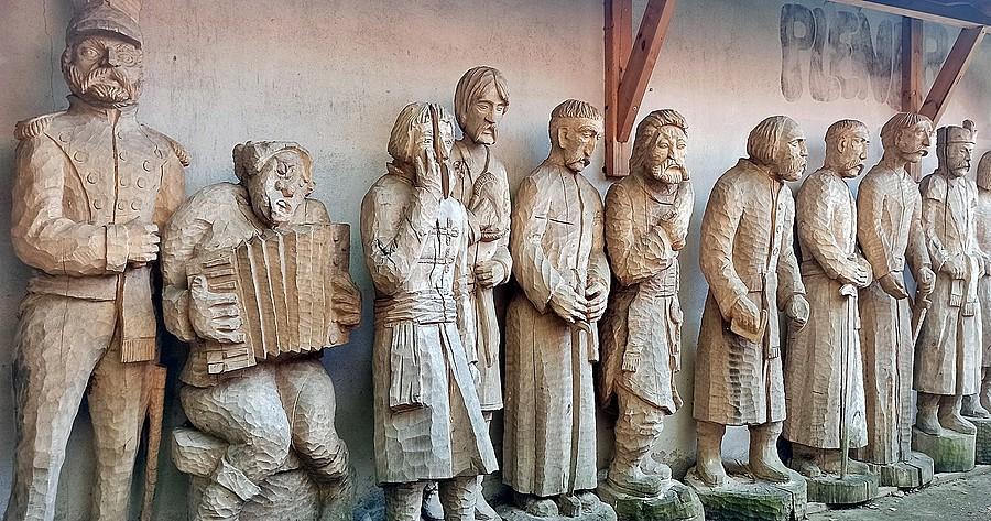 Rzeźby przedstawiające postacie z "Pana Tadeusza"