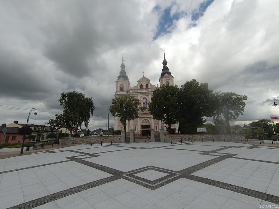 Plac przed kościołem w Parysowie